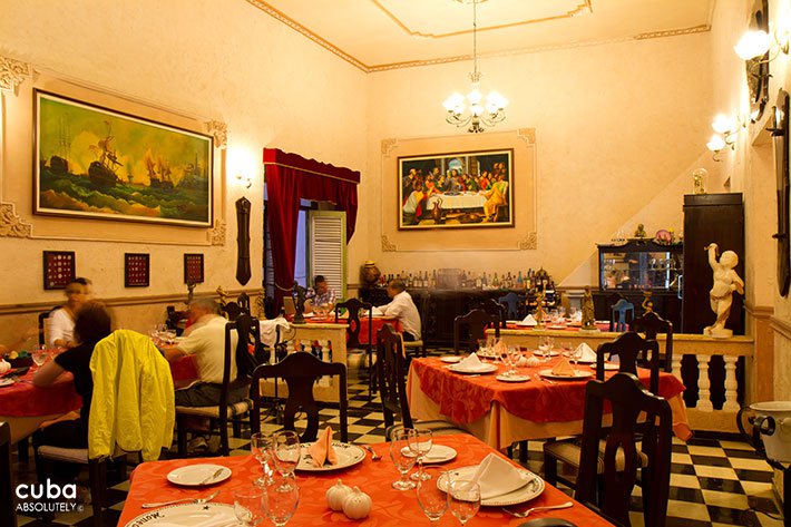 People eating at La moneda cubana restaurant in Old Havana © Cuba Absolutely, 2014