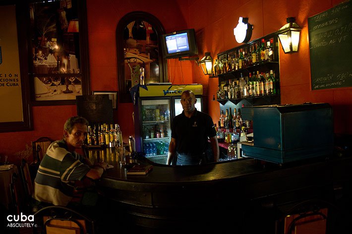 Old man sitting in a bar © Cuba Absolutely, 2014