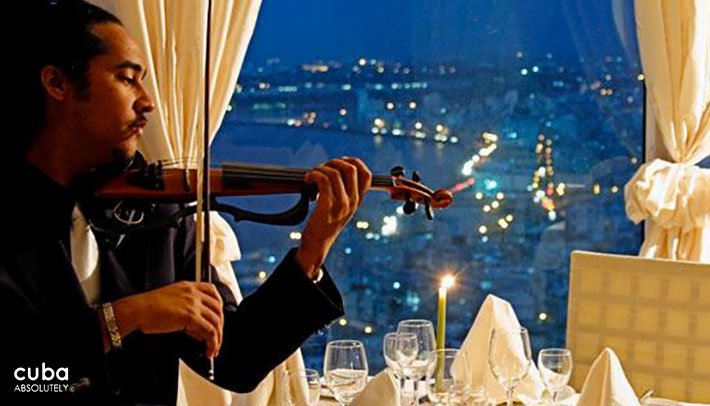 Man playing a violin in a restaurant © Cuba Absolutely, 2014