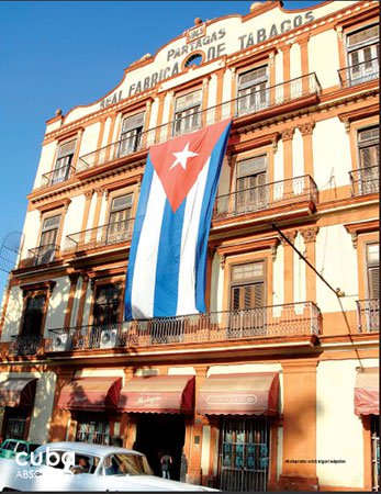 Partagas Tobacco factory with a cuban flag in Old Havana © Cuba Absolutely, 2014