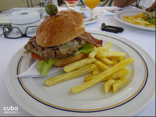 Burger at a restaurant © Cuba Absolutely, 2014