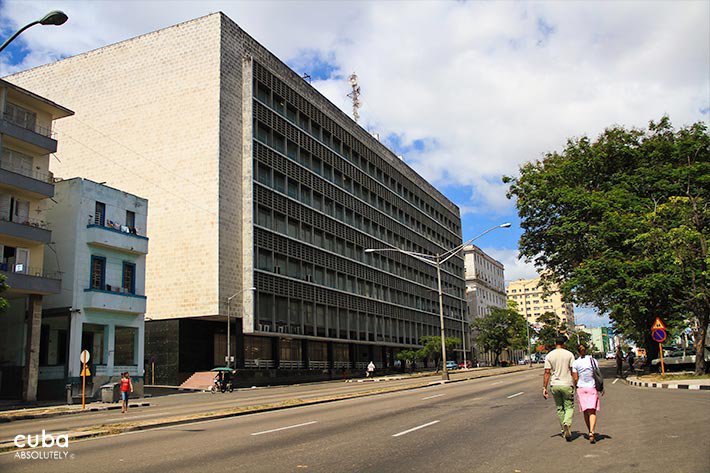 Carlos III avenue with people on the sidewalks, old cars and buses on the street and new and old buildings © Cuba Absolutely, 2014