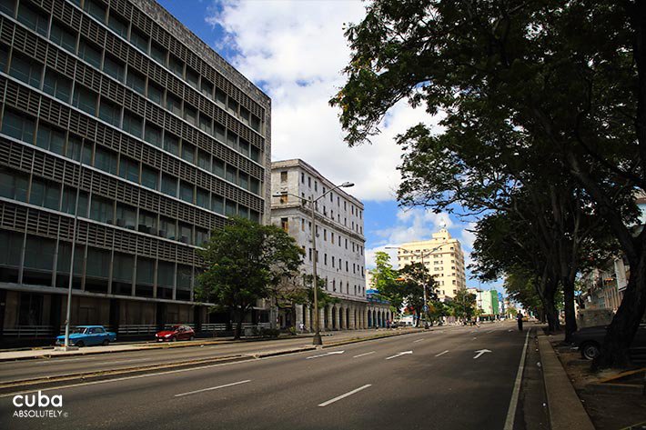 Carlos III avenue with people on the sidewalks, old cars and buses on the street and new and old buildings © Cuba Absolutely, 2014