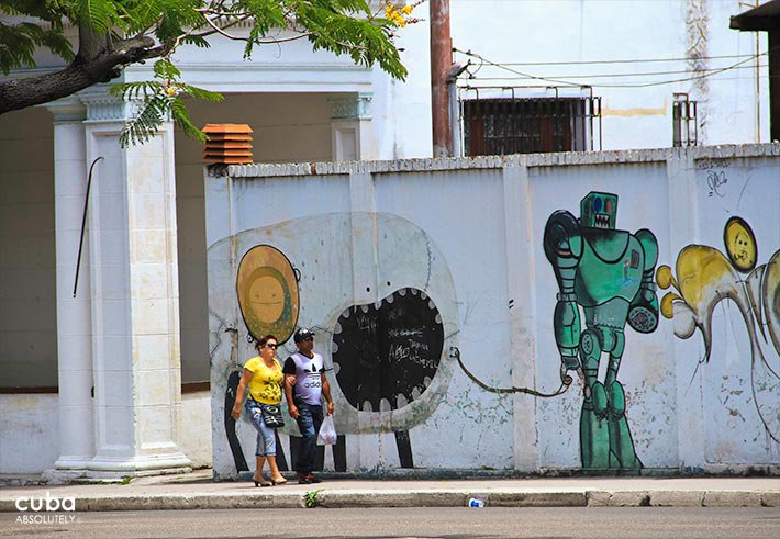 Carlos III avenue with people on the sidewalks, old cars and buses on the street and new and old buildings © Cuba Absolutely, 2014