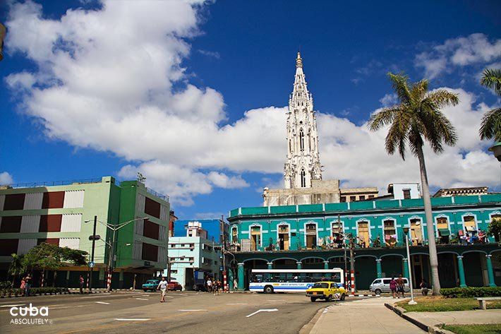 Carlos III avenue with people on the sidewalks, old cars and buses on the street and new and old buildings © Cuba Absolutely, 2014