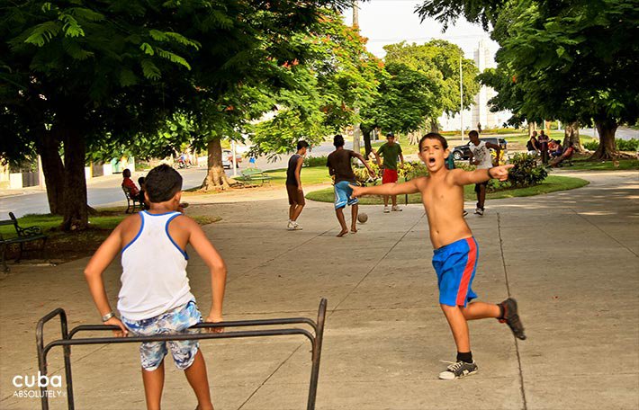 Kids playing in Paseo bolevard in Vedado © Cuba Absolutely, 2014