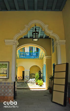 yellow old house which belong to Countess of reunion © Cuba Absolutely, 2014