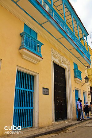 yellow old house which belong to Countess of reunion © Cuba Absolutely, 2014