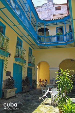 yellow old house which belong to Countess of reunion © Cuba Absolutely, 2014