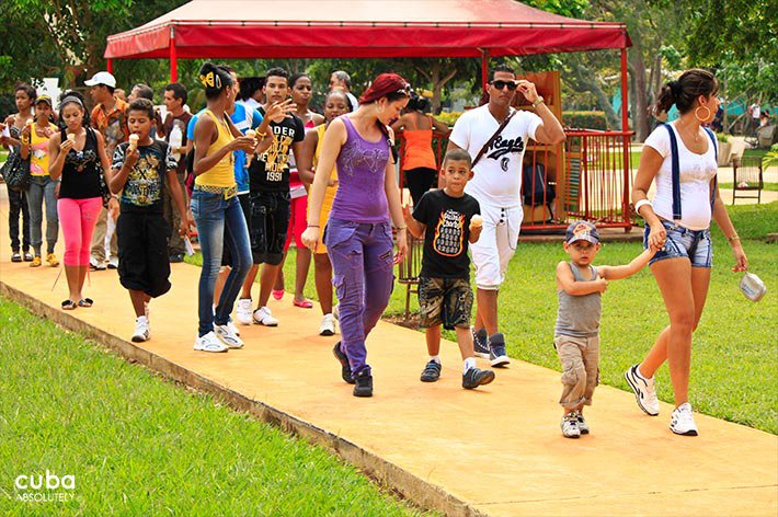 parents with their kids at Lenin park © Cuba Absolutely, 2014