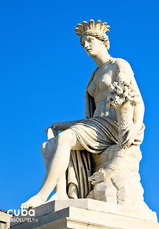 detail of a lady at Indian Fountain in old havana© Cuba Absolutely, 2014