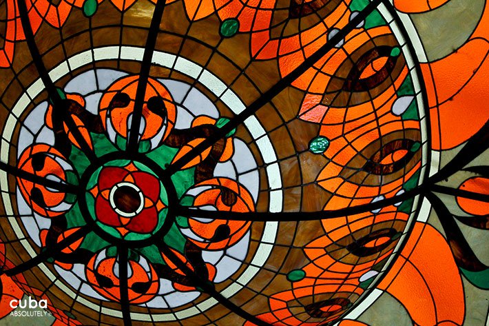 red Stained-glass window© Cuba Absolutely, 2014