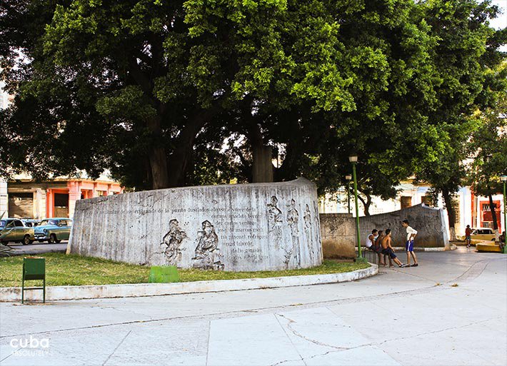 park with walls full of figures and signs © Cuba Absolutely, 2014