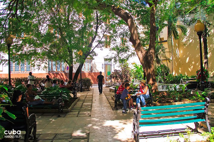 Rumiñahui Park in Mercaderes street in Old Havana© Cuba Absolutely, 2014