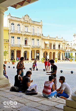 people talking and walking in Old Square in old havana© Cuba Absolutely, 2014