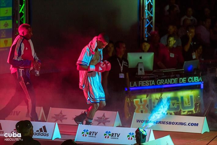 Boxing event in Sports City, boxer in white and his trainer behind with a sports suit in red, blue and white © Cuba Absolutely, 2014 - 2020