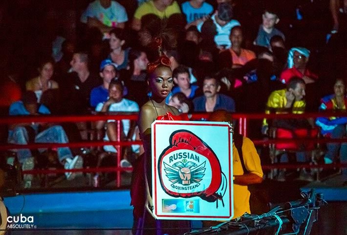 Boxing event in Sports City, model carrying a sign  © Cuba Absolutely, 2014 - 2020