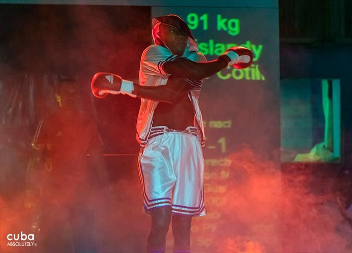 Boxing event in Sports City, boy with white shorts making warming © Cuba Absolutely, 2014 - 2020