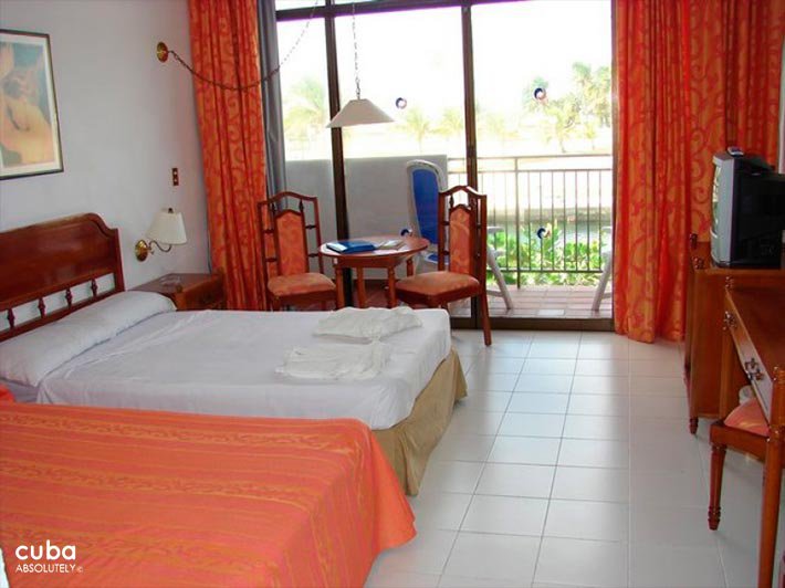 Room with 2 beds at Club Acuario © Cuba Absolutely, 2014 - 2020