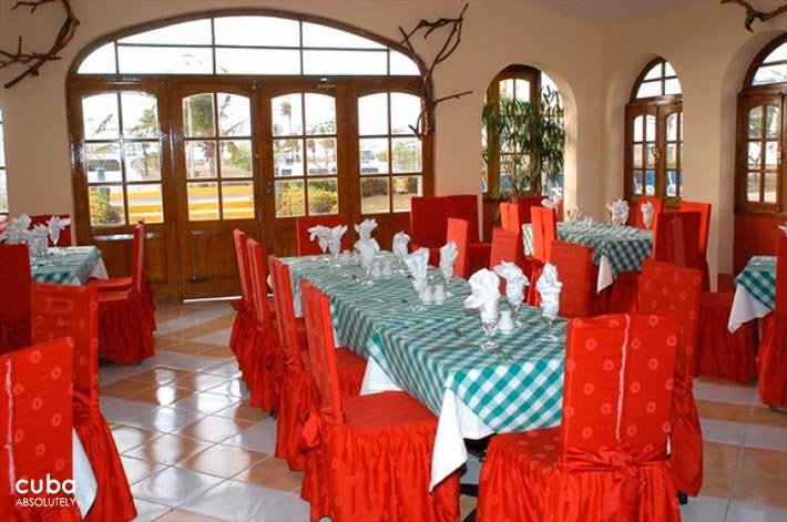 Restaurant with re chairs at  Club Acuario © Cuba Absolutely, 2014 - 2020