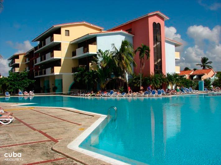 View of the pool and building of Club Acuario © Cuba Absolutely, 2014 - 2020