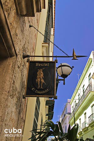 El comendador inn in Old Havana, yellow walls with blue details and wood furnitures © Cuba Absolutely, 2014 - 2020