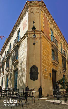 El comendador inn in Old Havana, yellow walls with blue details and wood furnitures © Cuba Absolutely, 2014 - 2020