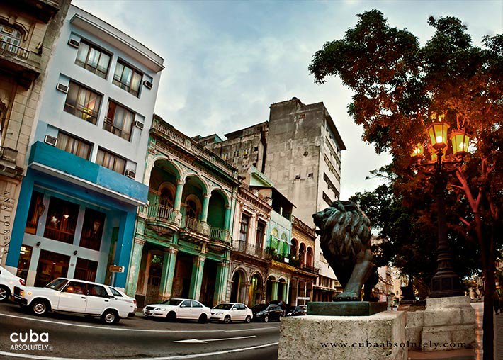 Prado boulevard with the statue of a lion and the hotel Caribbean, blue building © Cuba Absolutely, 2014 - 2020