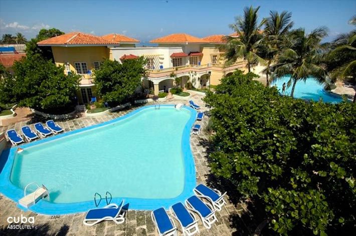 View of the pool at Comodoro Hotel in Miramar © Cuba Absolutely, 2014 - 2020