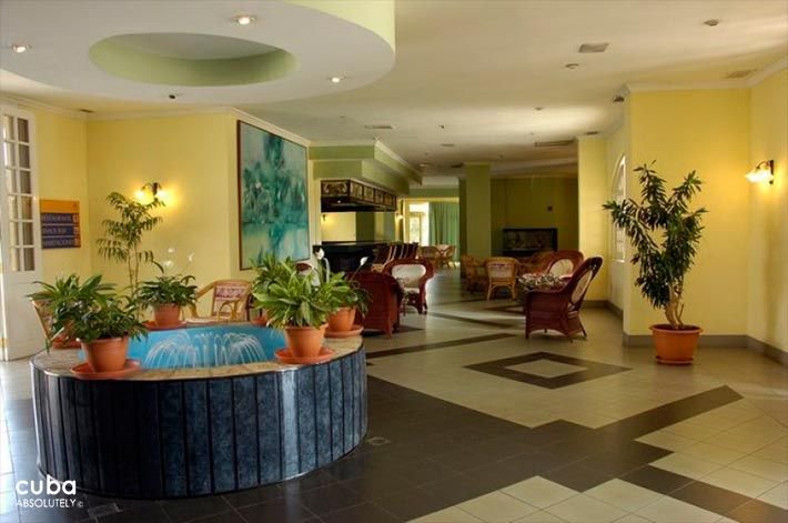 Fountaine in the lobby at Comodoro Hotel in Miramar © Cuba Absolutely, 2014 - 2020