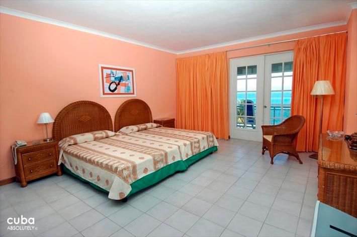 Orange walls bedroom at Comodoro Hotel in Miramar © Cuba Absolutely, 2014 - 2020