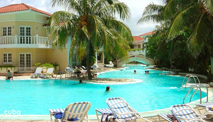 pool at Comodoro Hotel in Miramar © Cuba Absolutely, 2014 - 2020