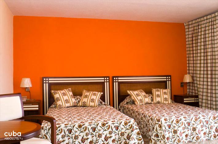 Orange room at Copacabana hotel in Miramar © Cuba Absolutely, 2014 - 2020