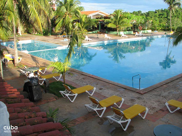 Pool at Las Yagrumas hotel  © Cuba Absolutely, 2014 - 2020