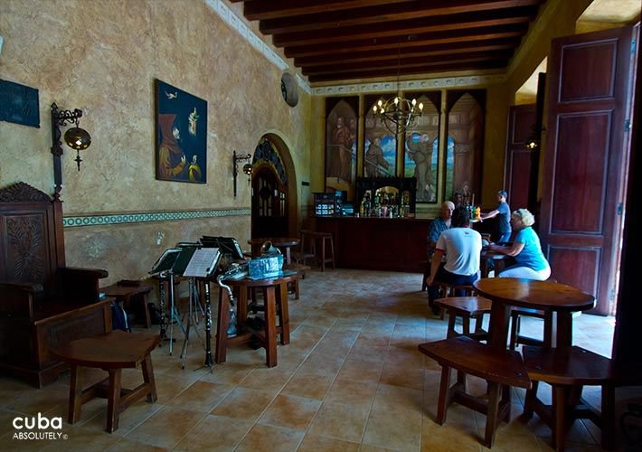 Los Frailes Inn in Old Havana, lobby  © Cuba Absolutely, 2014 - 2020