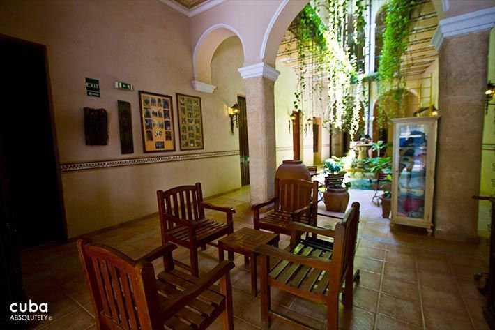 Los Frailes Inn in Old Havana, restaurant in the interior yard  © Cuba Absolutely, 2014 - 2020