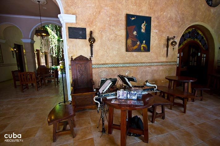 Los Frailes Inn in Old Havana, table in the lobby with several musical instruments  © Cuba Absolutely, 2014 - 2020