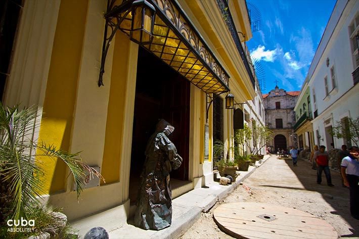 Front of Los Frailes Inn in Old Havana with a statue in bronze of a priest © Cuba Absolutely, 2014 - 2020