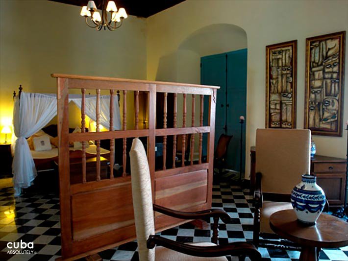 Marques del Prado Ameno hotel in Old Havana, room with wood furnitures © Cuba Absolutely, 2014 - 2020