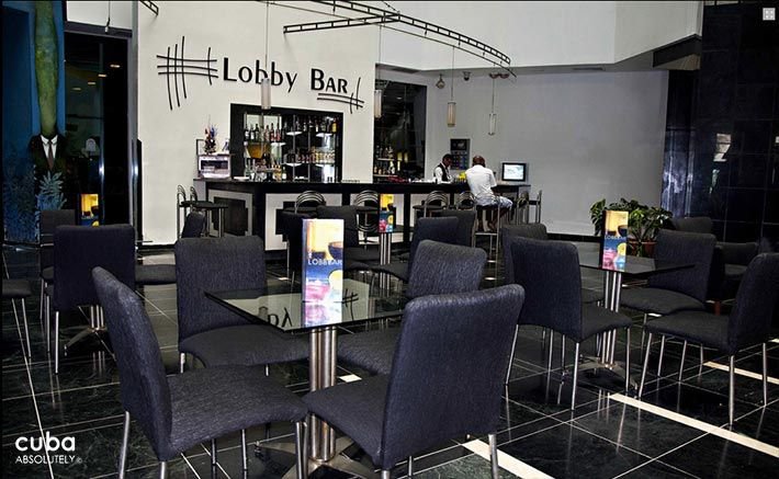 Panorama hotel in Miramar, lobby bar with dark blue chairs © Cuba Absolutely, 2014 - 2020