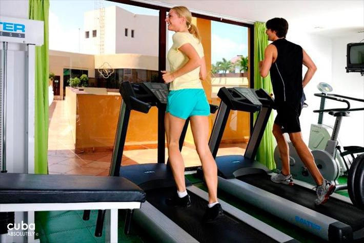 Parque Central hotel in Old Havana, girl with a blue short and boy dress in black at the gym © Cuba Absolutely, 2014 - 2020