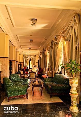 Presidente hotel in Vedado, lobby with green, red and white furnitures © Cuba Absolutely, 2014 - 2020