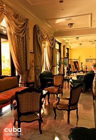 Presidente hotel in Vedado, yellow room with green furnitures and white curtains © Cuba Absolutely, 2014 - 2020