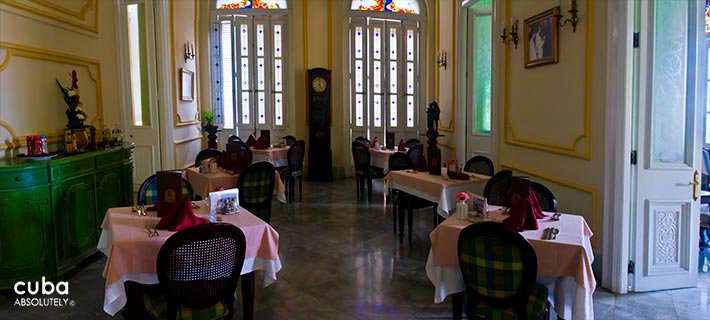 San Miguel hotel in Old Havana, pink tablecloth in the restaurant paint in yellow © Cuba Absolutely, 2014 - 2020