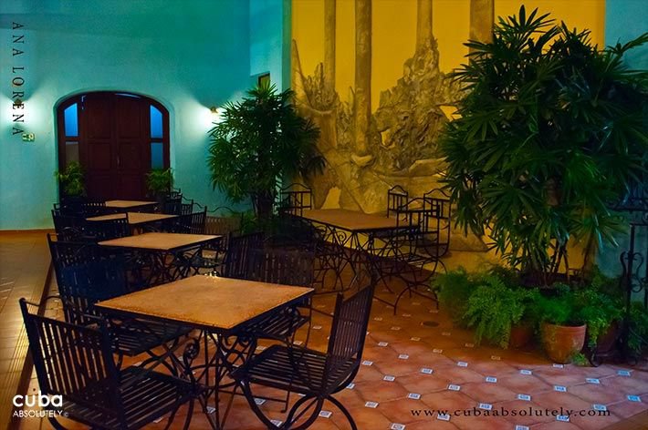 Tejadillo hotel in Old Havana, restaurant with iron chairs © Cuba Absolutely, 2014 - 2020