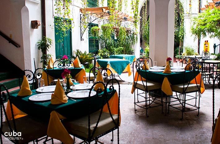 Valencia Hotel in Old Havana, restaurant in the interior yard © Cuba Absolutely, 2014 - 2020