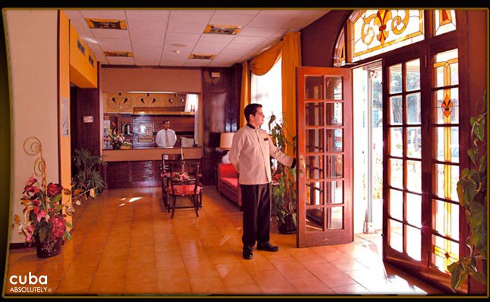 Victoria hotel, employee open the front door with a grey shirt  © Cuba Absolutely, 2014 - 2020