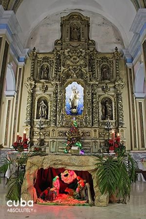 Carmen convent church, stained glass window and wood details, altar with the virgin and paints onthe walls © Cuba Absolutely, 2014 - 2020