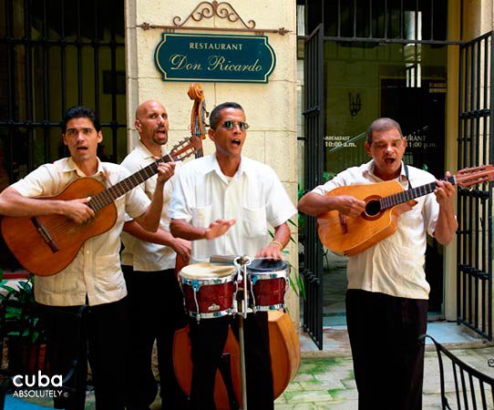 O´Farrill Palace hotel in Old Havana, musicians in white shirts playing © Cuba Absolutely, 2014 - 2020