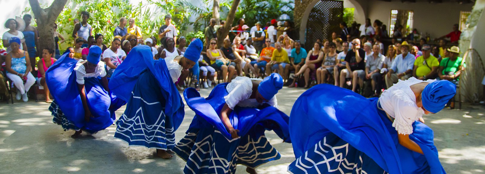 Females dancers with blue and white dresses in a performance at Palenque